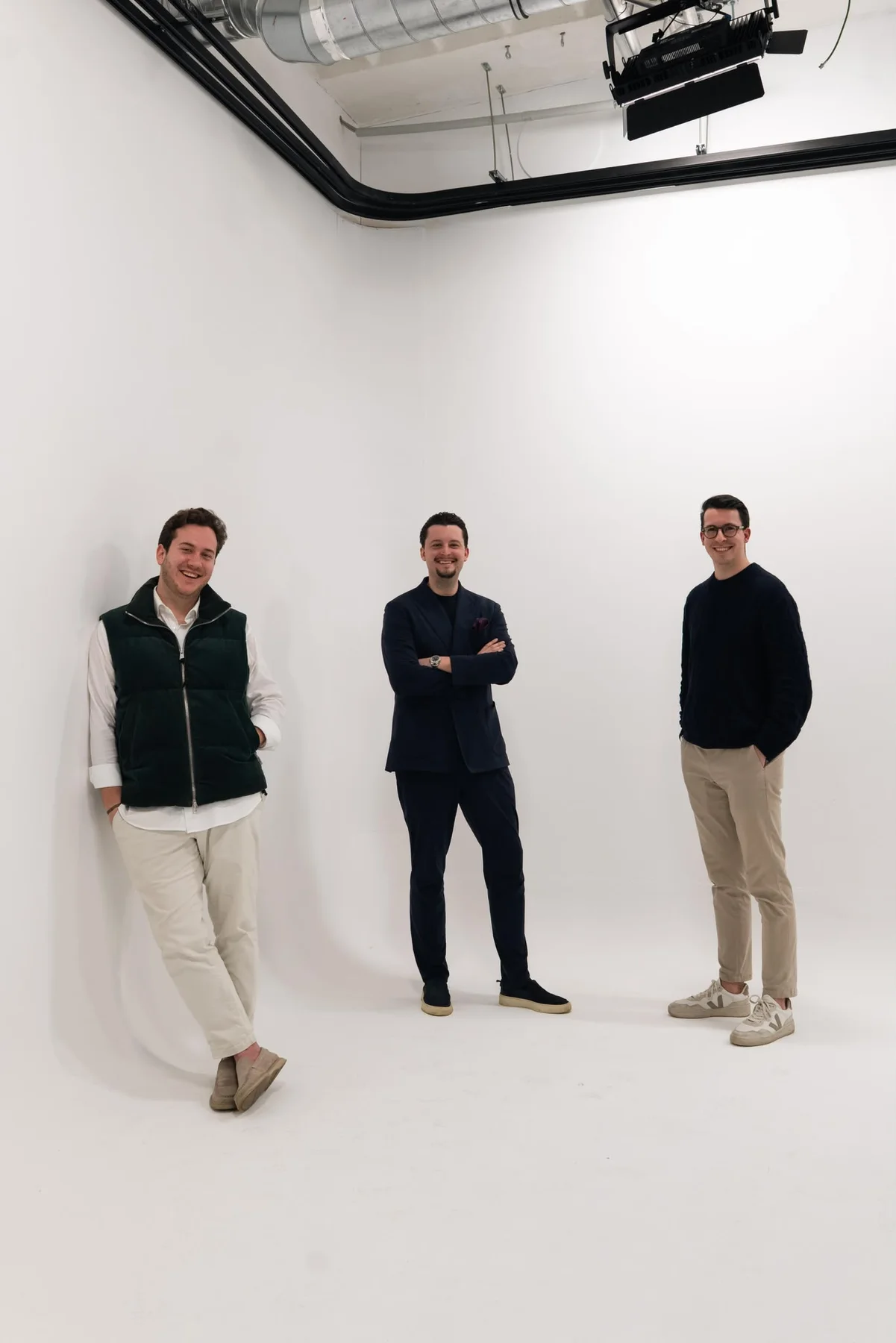 Die drei Gründer von boomo sports in einem hellen Fotostudio